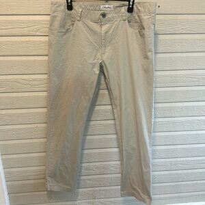 Very good condition men’s slim fit khaki pants